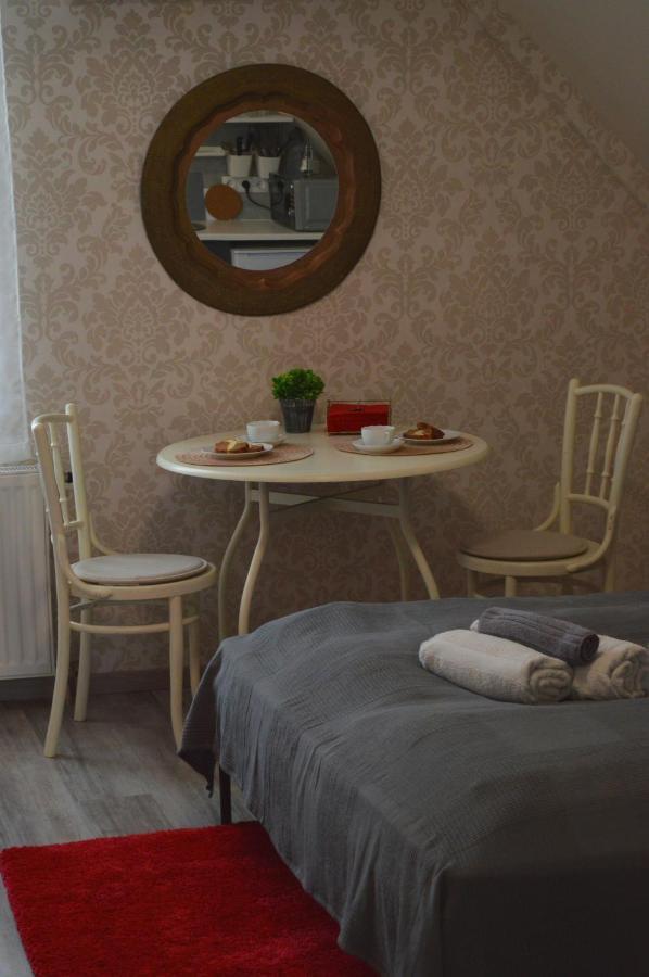 Bed and Breakfast Rebeka Panzio Тихань Экстерьер фото