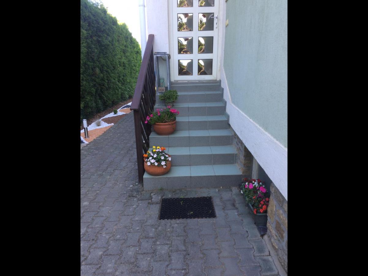 Bed and Breakfast Rebeka Panzio Тихань Экстерьер фото